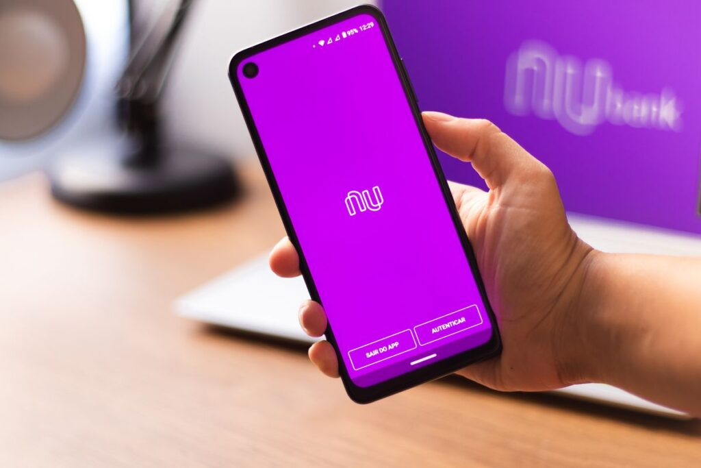 Nubank tem ferramenta gratuita que rastreia dívidas no seu CPF sem precisar sair do aplicativo
