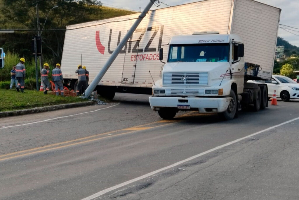 Caminhão bate em poste próximo ao trevo do Jardim Esperança 1 acidente