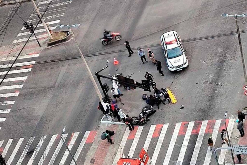 Batida entre motocicletas no cruzamento das avenidas Rio Branco e Itamar Franco deixa dois feridos