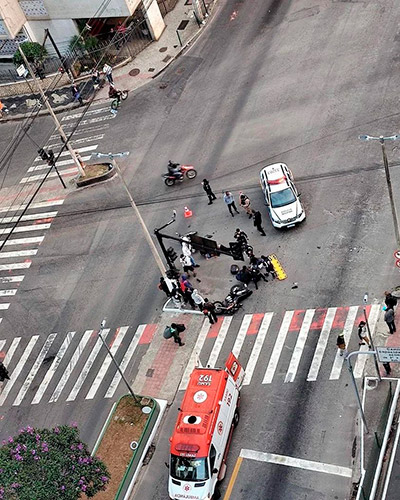 Batida entre motocicletas no cruzamento das avenidas Rio Branco e Itamar Franco deixa dois feridos