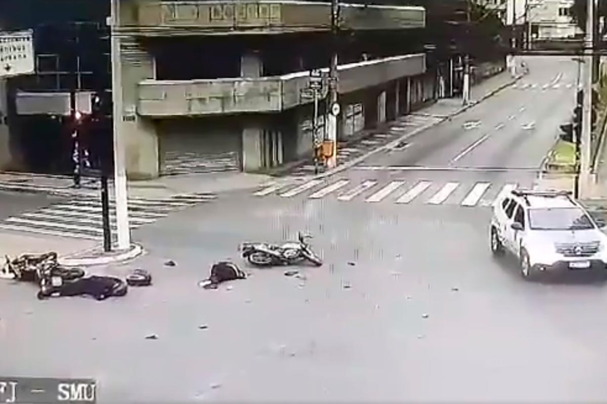 Motociclista que avançou sinal vermelho em acidente no Centro não é habilitado