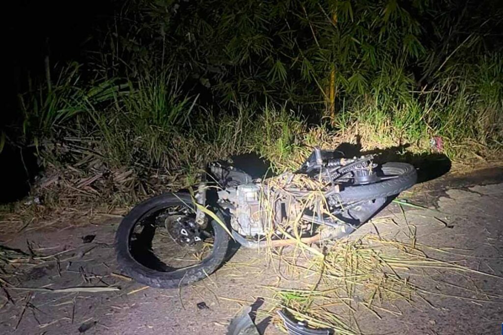 Motociclista morre após batida com carro que invadiu a contramão em Bicas foto PMR