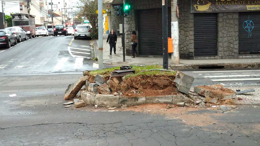 canteiro danificado apos carro capotar foto smu