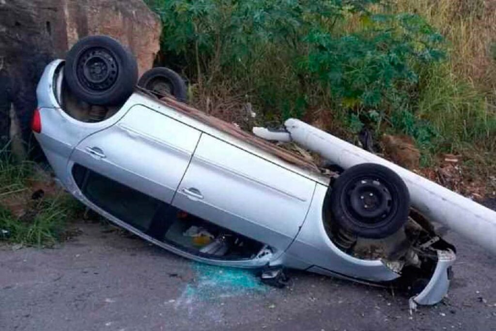 Carro bate em poste e motorista foge após acidente