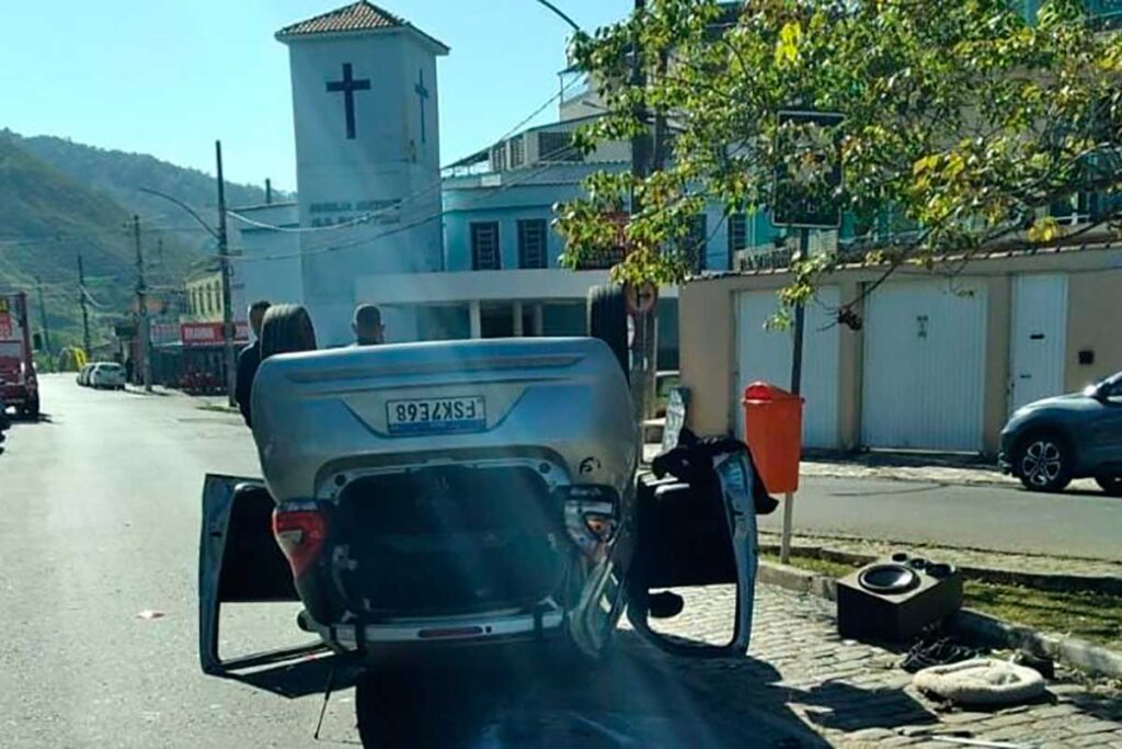 carro capota praca barbosa lage foto reproducao redes sociais