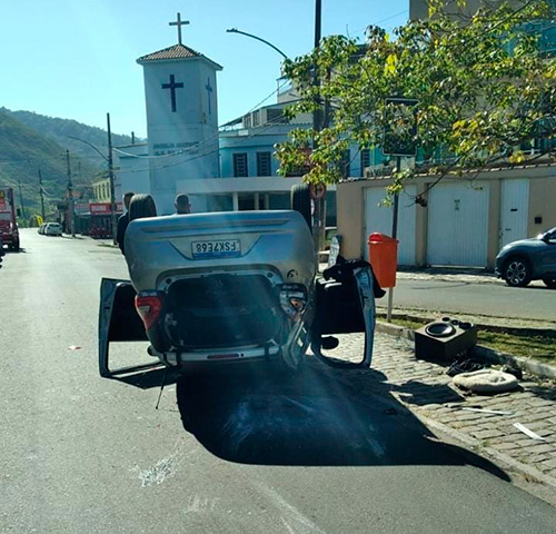 carro capota praca barbosa lage foto reproducao redes sociais interna