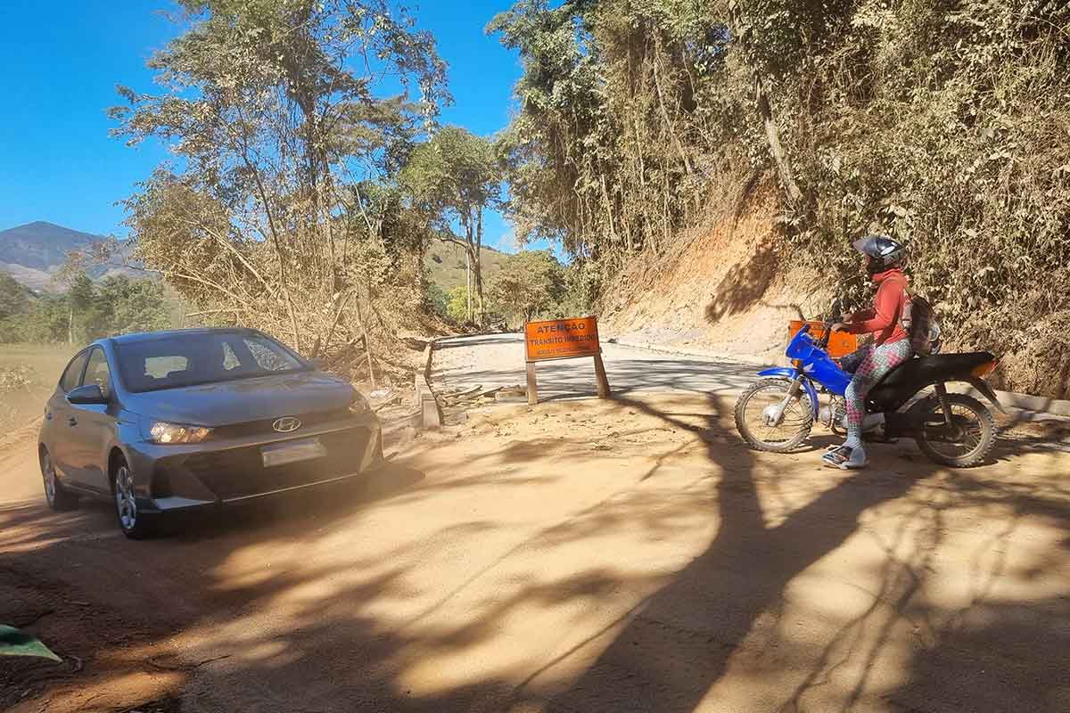 Desvio registrado pela equipe da Tribuna na estrada de Ibitipoca em função das obras (Foto: Leonardo Costa)