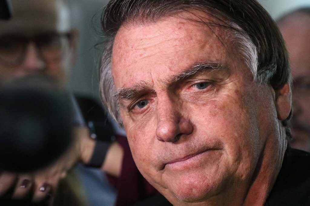 Moraes dá 48h para Bolsonaro explicar estadia na embaixada da Hungria