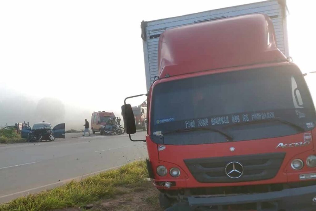 mg 265 acidente caminhao bau e carro foto bombeiros 2