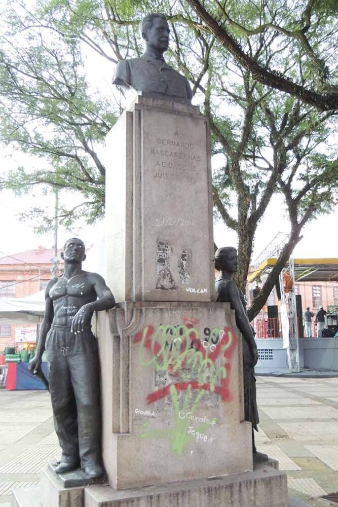 monumento pichado arquivo tm