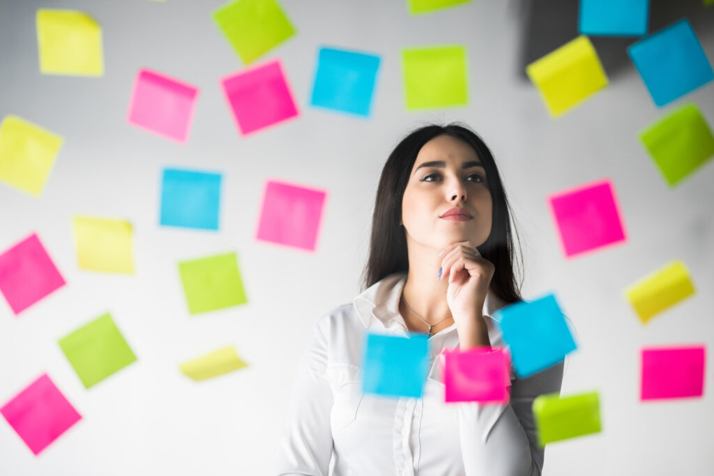 mulher de negocios cola adesivos e reflexoes sobre o projeto mulher planejando pensando sobre adesivos