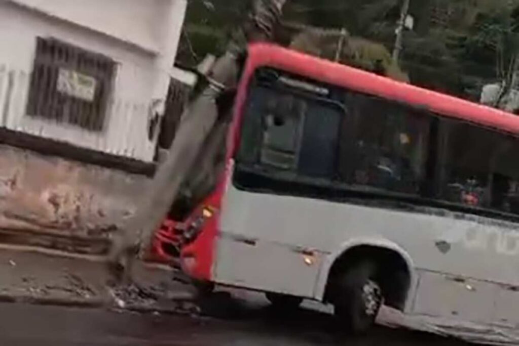 onibus bate em poste reproducao redes sociais