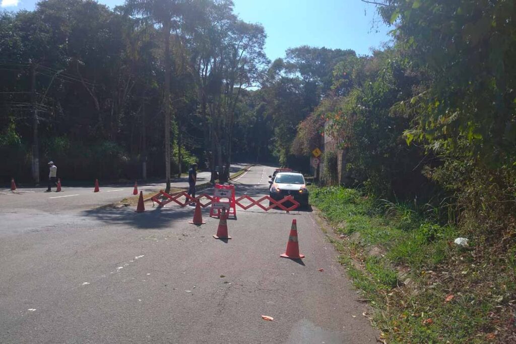 Poste cai na Avenida Prefeito Mello Reis e causa desvio no trânsito foto SMU