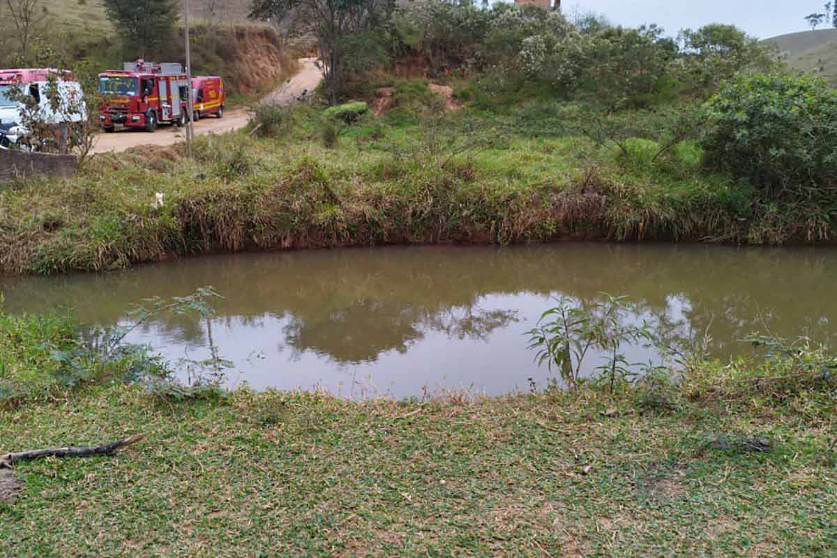 Jovem entra em riacho para salvar irmão de afogamento e os dois morrem