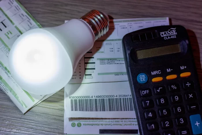 Bandeira tarifária das contas de luz segue amarela em julho