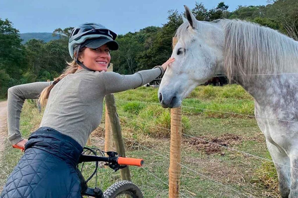 Gisele Bündchen visita Ibitipoca: "Lugar mágico!"