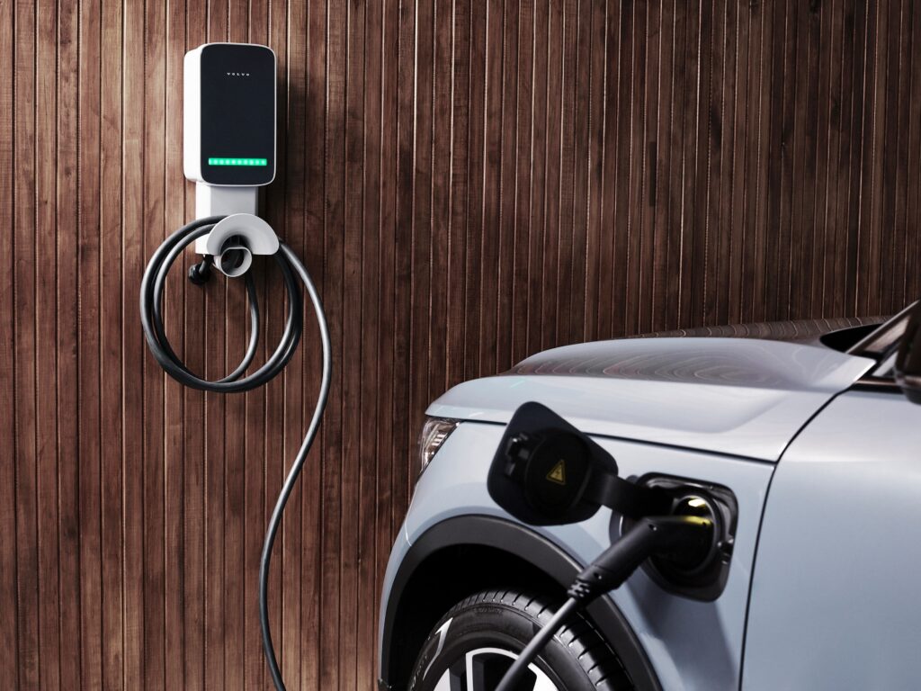 Lei garante aos moradores o direito de instalar carregador de carro elétrico no próprio condomínio mesmo sem aprovação