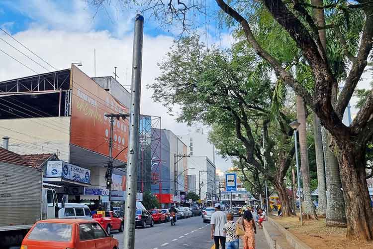 TUR LOCAL QUE HAVIA UMA PLACA DE PARADA DE ONIBUS DE TURISMO E FOI RETIRADA leonardo costa