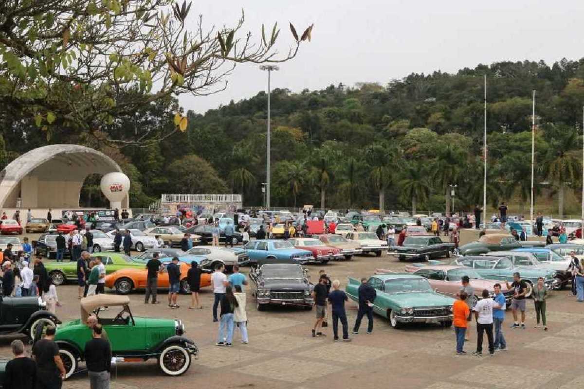 Carros antigos disputam corrida interestadual