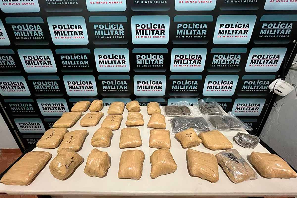 Homem é preso com 30 barras de maconha prensada dentro de bolsa de roupas