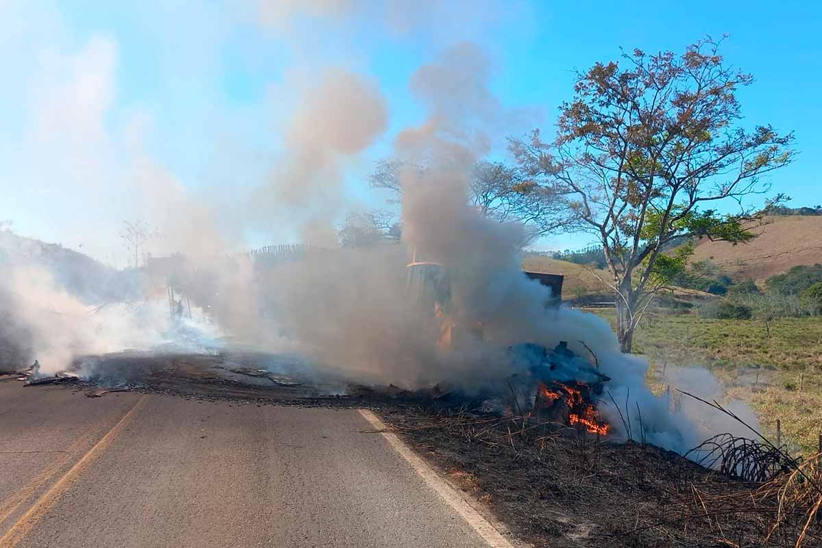 Trânsito na MG-133 segue em meia pista após carreta com móveis pegar fogo foto PMR