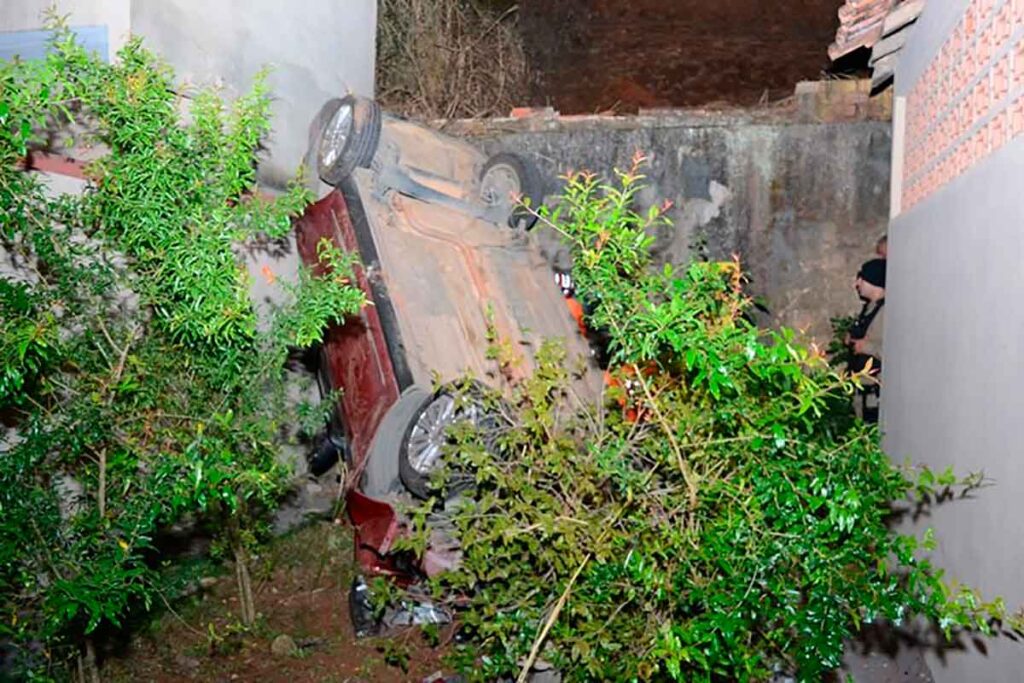 Carro cai de ribanceira de aproximadamente 36 metros em Muriaé