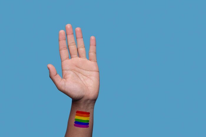 Justiça condena empresa a pagar R$ 45 mil por homofobia no trabalho