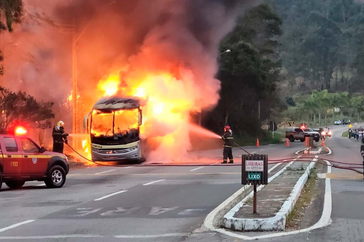 Ônibus de viagem pega fogo em Juiz de Fora