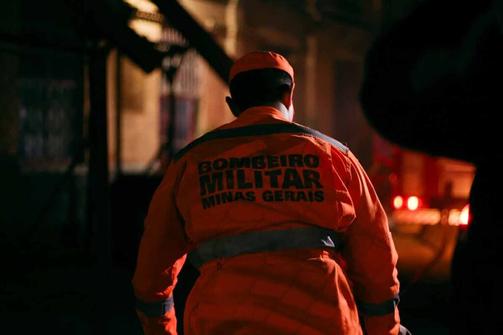 Bombeiros no incendio no Mercado Municipal Laura Fonseca