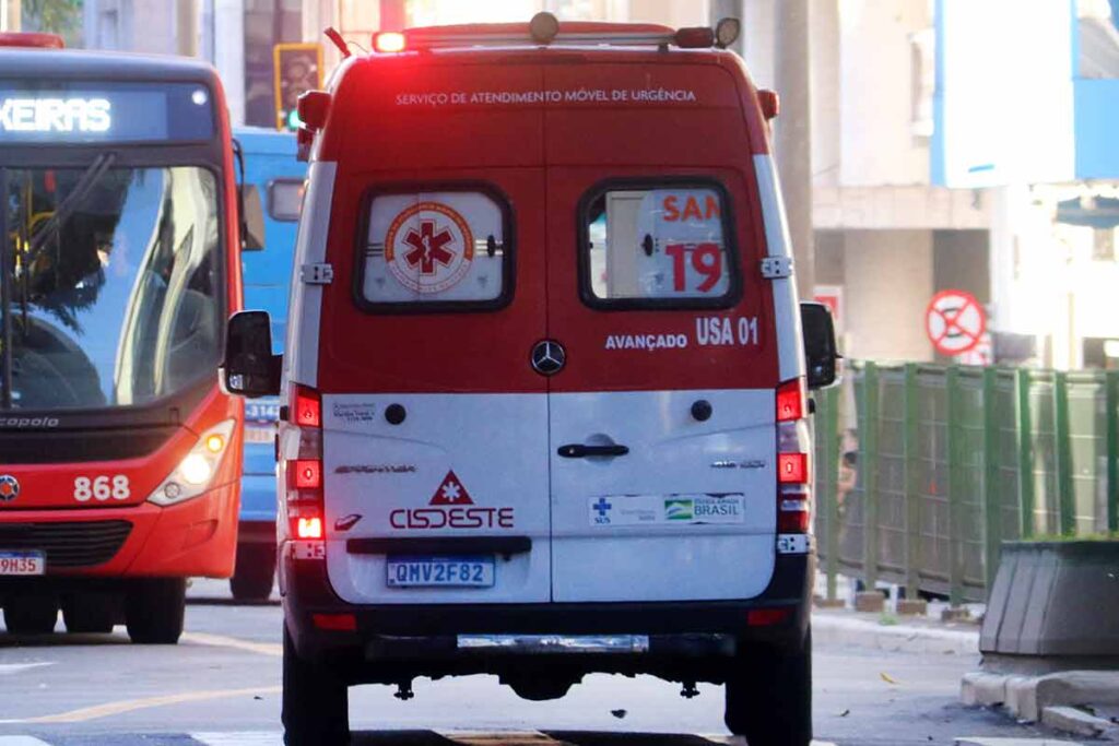 Ônibus colide contra igreja em Juiz de Fora