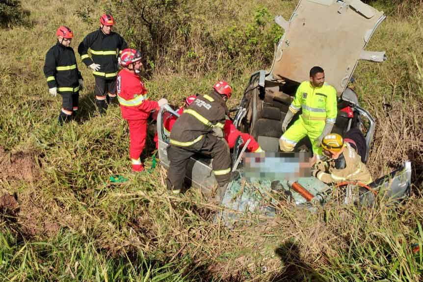 Capotamento de carro deixa duas pessoas presas às ferragens na BR-040