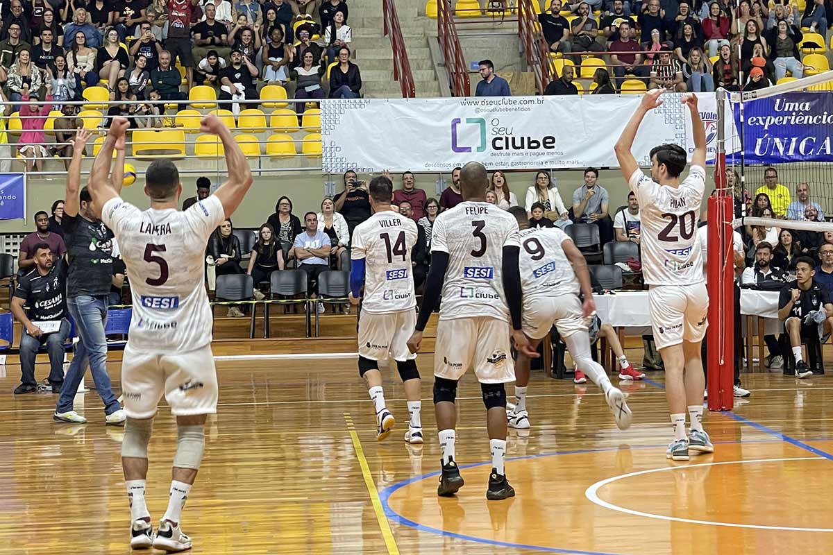 Na volta ao profissional, JF Vôlei bate Minas no tie-break na