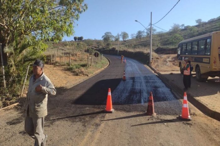 As equipes já executaram mais de 40% das intervenções previstas e se concentram, no momento, nas primeiras etapas da obra que incluem remendo profundo, reciclagem do pavimento e reperfilamento em pontos de maior desgaste, que tem o objetivo de nivelar o pavimento.