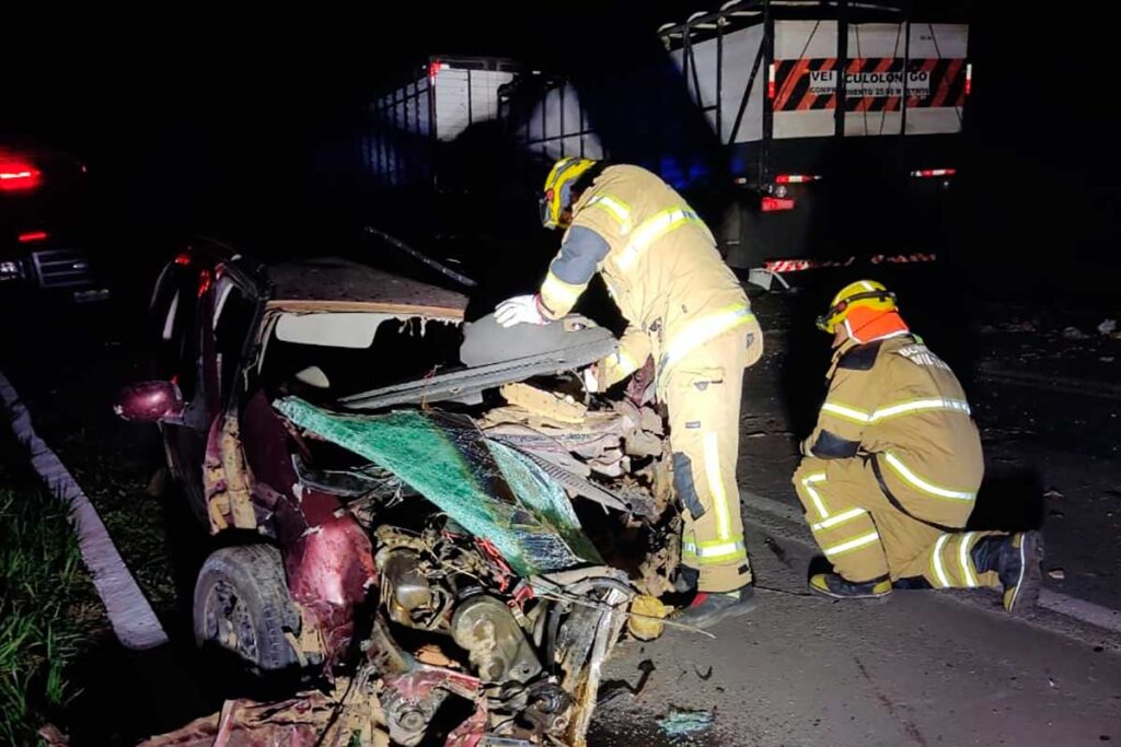 Motorista inabilitado morre após tentar ultrapassagem e bater em carreta na BR-267