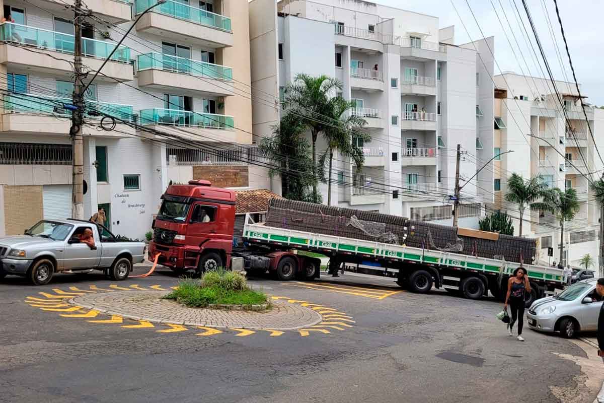 Carreta causa interdição no trânsito do Estrela Sul