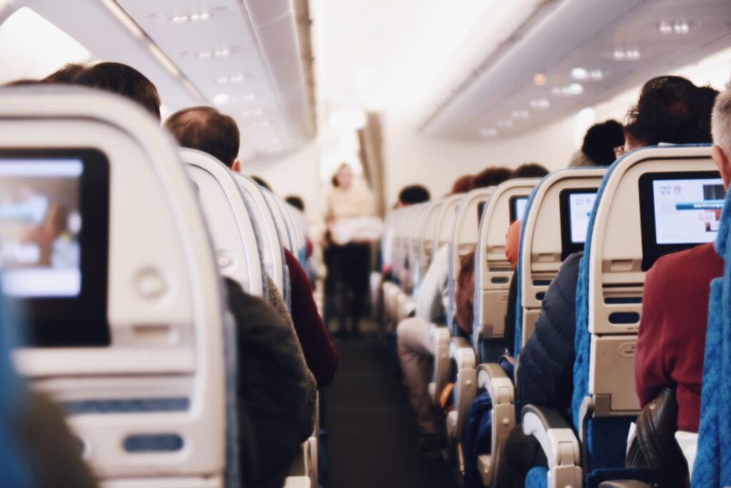 Passagem barata? 5 dicas para viajar de avião com desconto