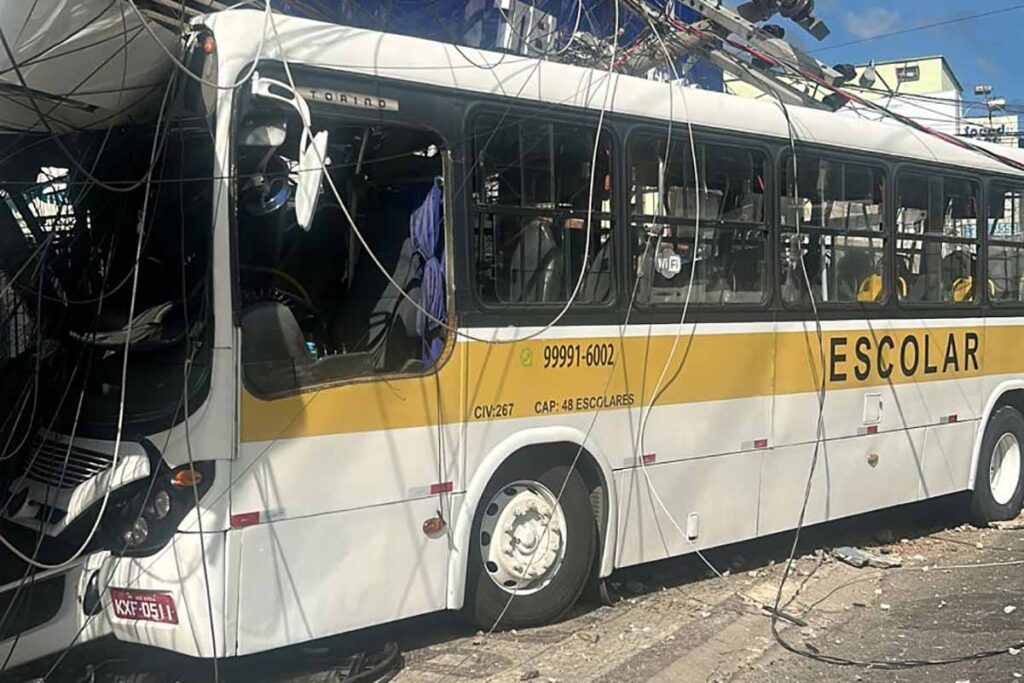 motorista ônibus escolar acidente jk foto bombeiros