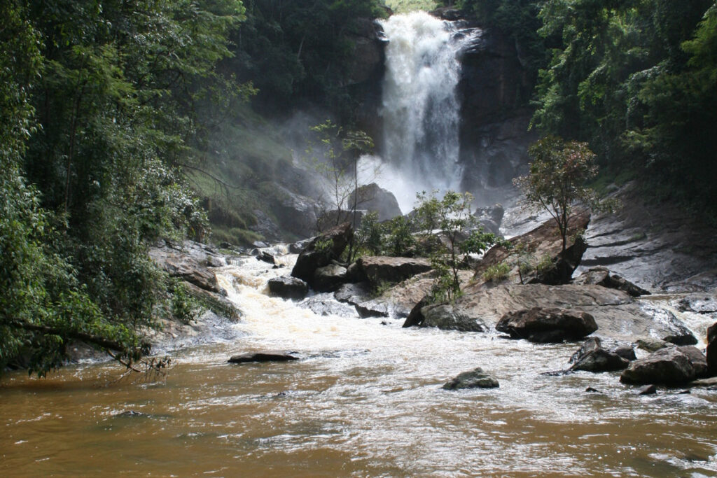 cachoeira da jamaica no calor de torreões