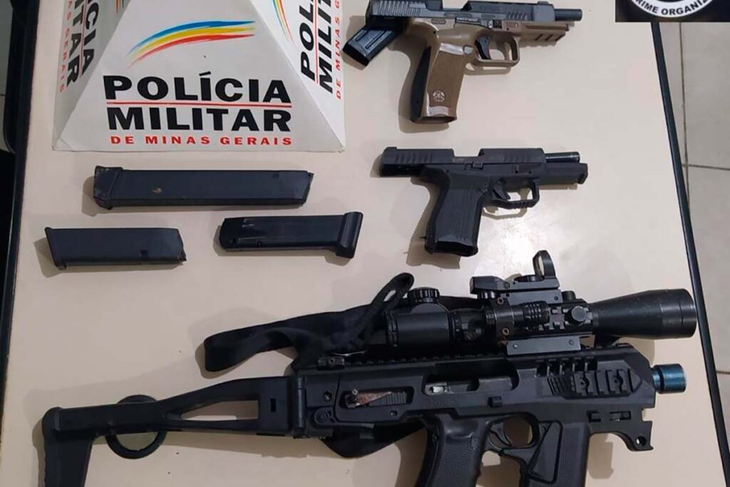 Artefato que transforma pistola em metralhadora é apreendido com supostos membros de facção criminosa