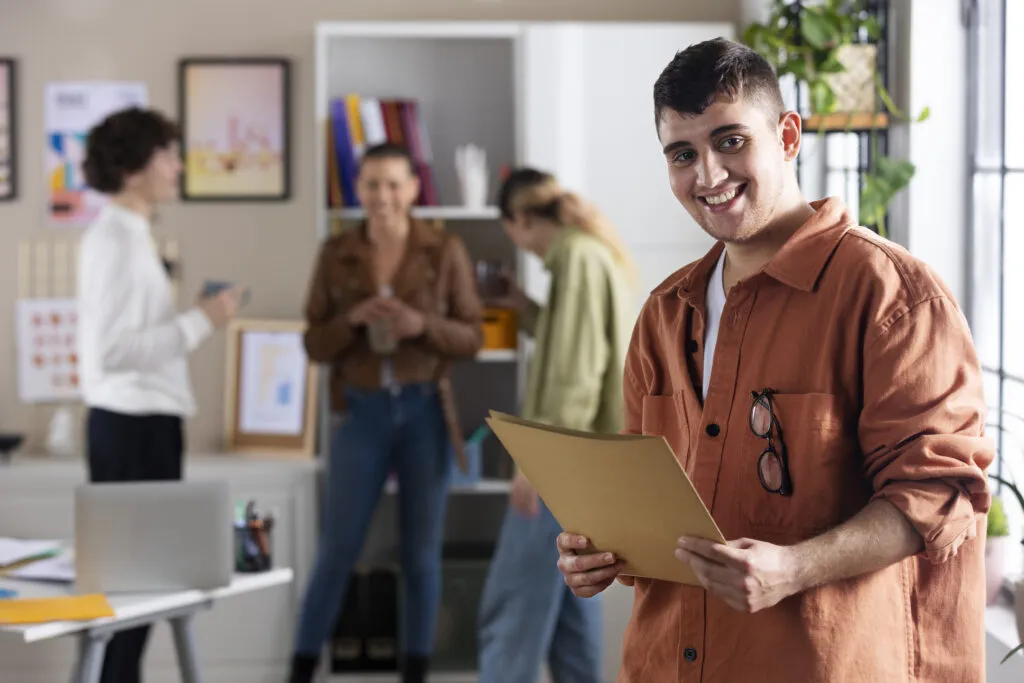 homem sorridente no trabalho plano medio