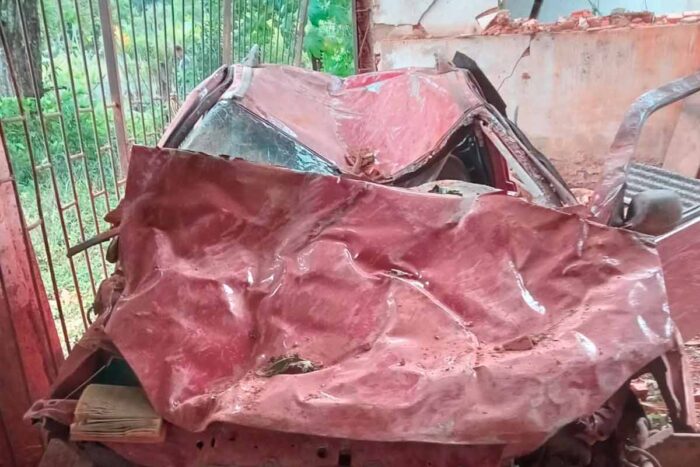 Motorista morre após carro bater em estrutura na LMG-850