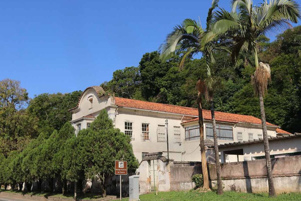 Edifício mais antigo de JF enfrenta abandono há décadas