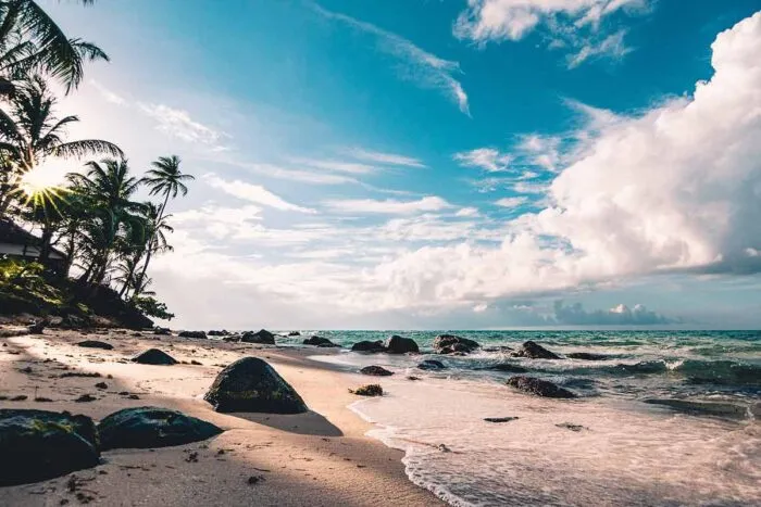 Mulher demitida enquanto viajava de férias será indenizada em R$ 15 mil