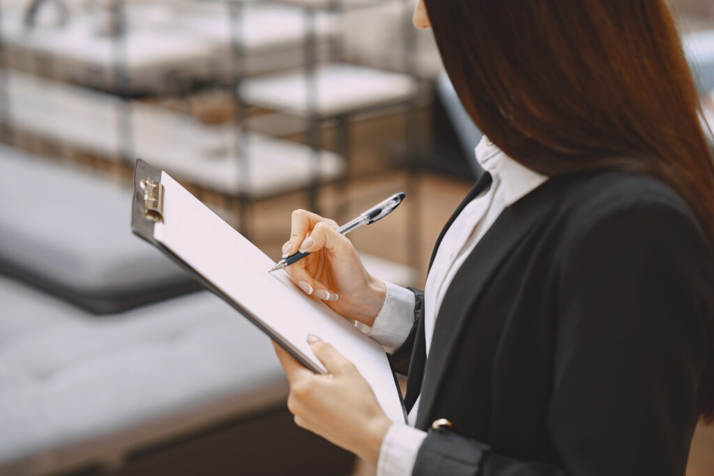 empresaria em um terno preto no escritorio