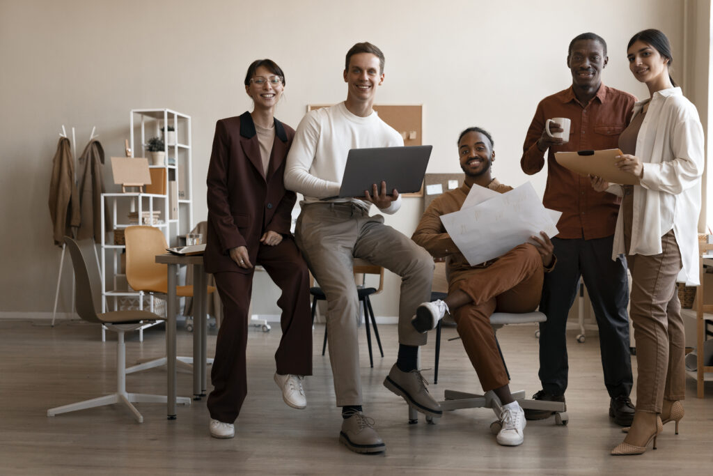 pessoas sorridentes em cena completa no trabalho