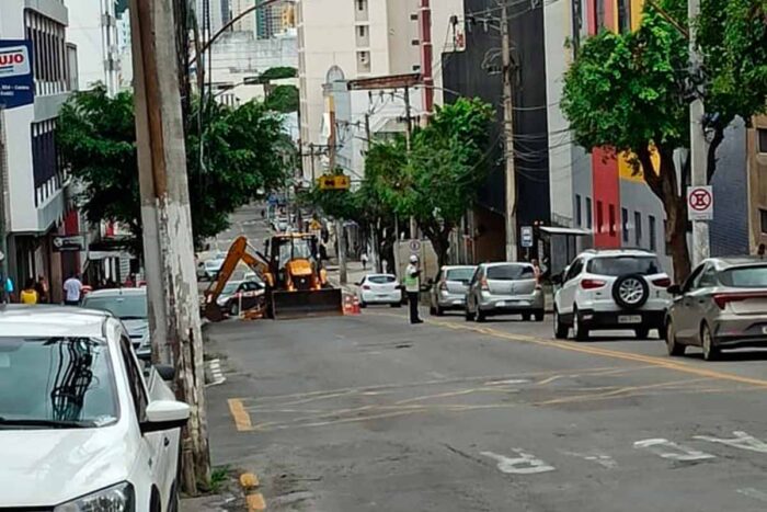 Cesama realiza reparo na rede de esgoto na Avenida dos Andradas 1 Intervencoes Cesama Otavio Agusto