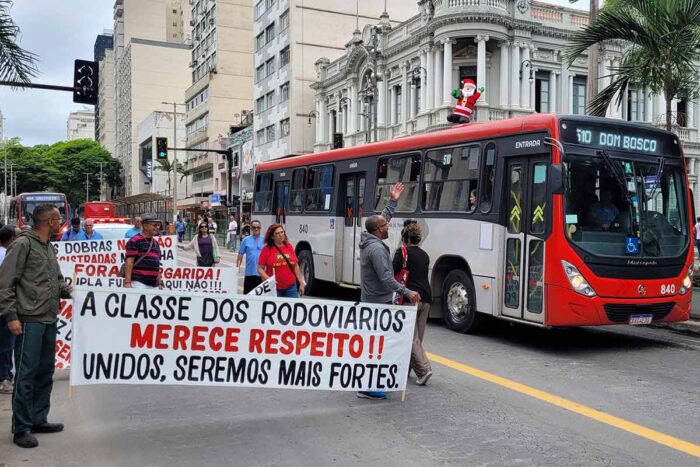 Rodoviários protestam no Centro de Juiz de Fora