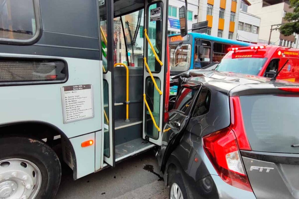 Ônibus se envolvem em acidentes na região central