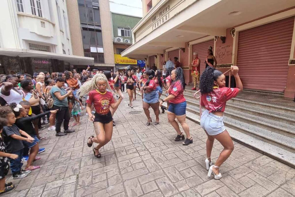 apresentacao rainha do carnaval leonardo costa