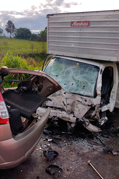 barbacena acidente carro e caminhao foto bombeiros